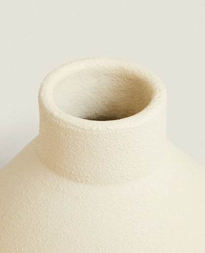 Jarrón de cerámica irregular